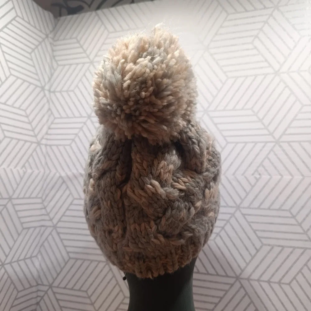Forever 21 Cozy Chunky Knit Pom-Pom Gray & Tan Winter Warm Cable Knit Beanie Hat